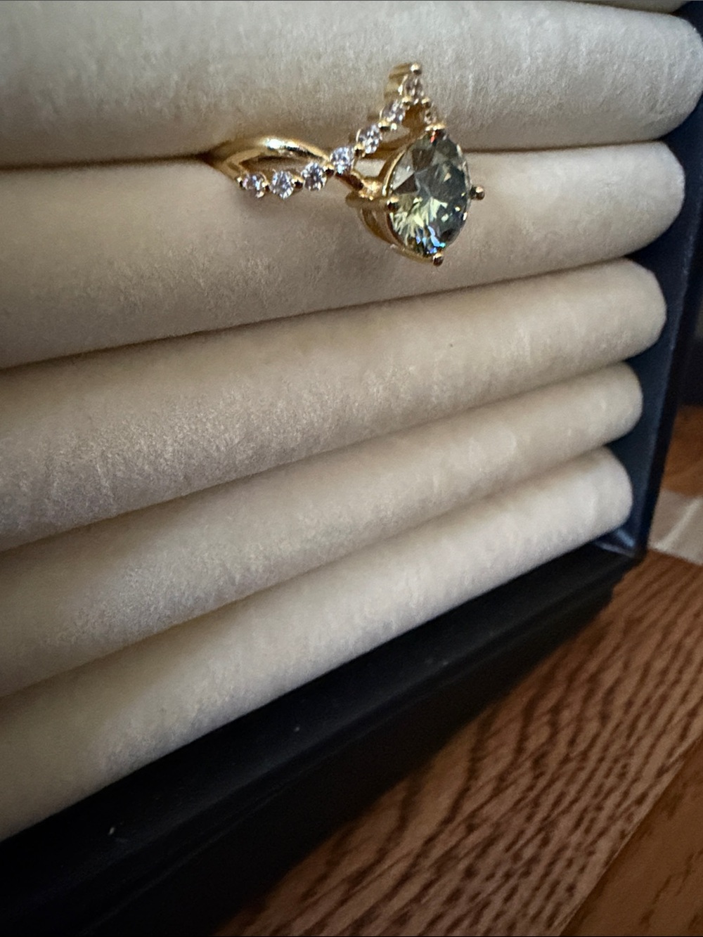 Adjustable 18K gold plated green moissanite 2.0 ctw VVSD ring - Picture 2 of 2
